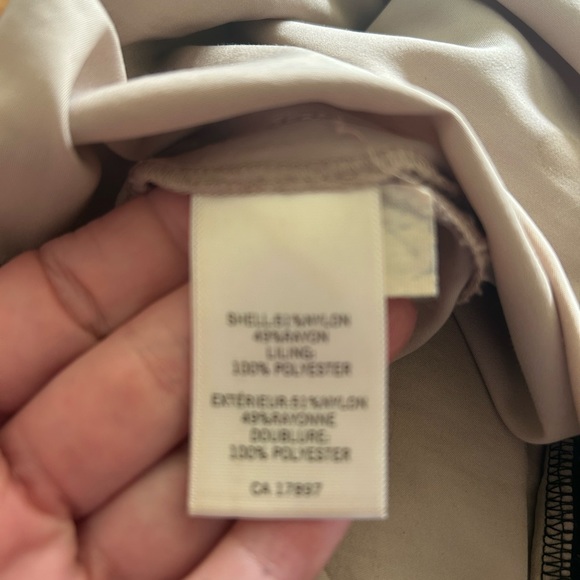 Lace lined pencil skirt. Banana Republic Black lace with beige lining. EUC Sz 6 - Picture 5 of 5